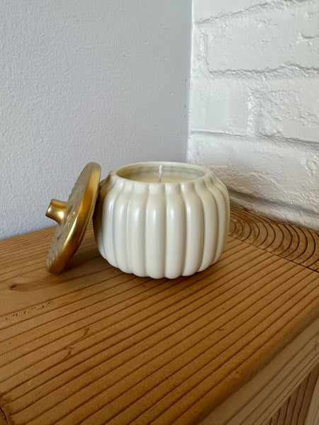 Round Ceramic pumpkin 12 oz candle