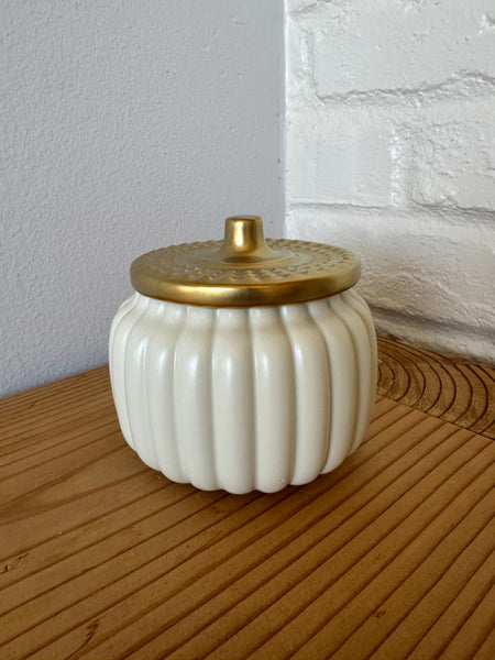 Round Ceramic pumpkin 12 oz candle